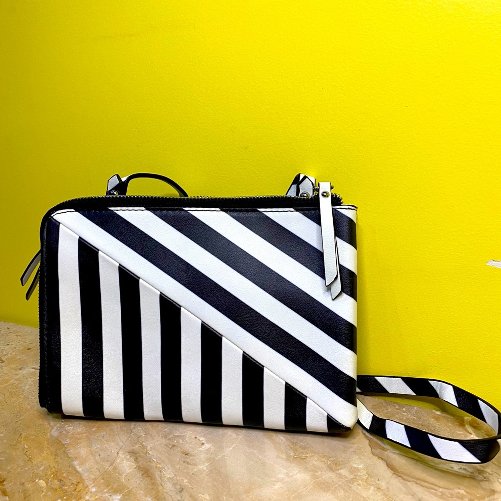 ZARA/Crossbody bag / dark blue and white